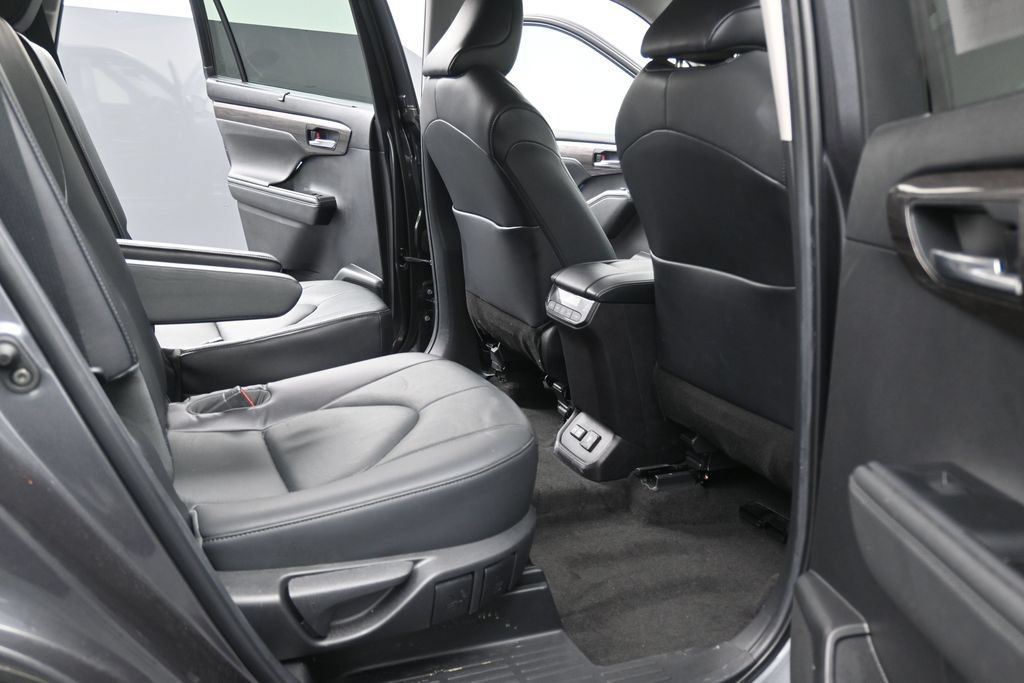 Used 2023 Toyota Highlander Limited FWD image 18