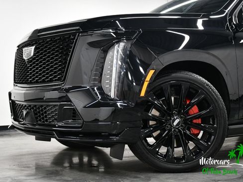 Used 2026 Cadillac Escalade ESV V w/ LPO, ONYX Package AWD/4WD image 3