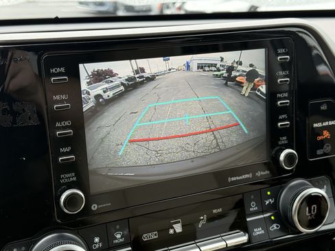 Used 2021 Toyota Highlander XLE FWD image 39