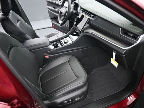 New 2025 Jeep Grand Cherokee Limited w/ Luxury Tech Group II image 17