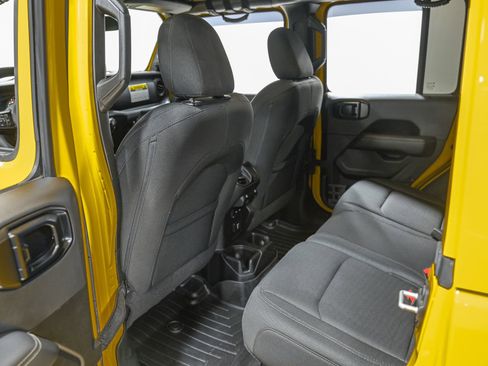 Used 2019 Jeep Wrangler Unlimited Sahara w/ Uconnect 4C Nav & Sound Group image 26