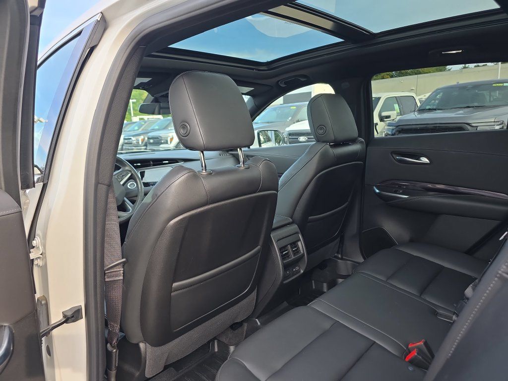 Used 2021 Cadillac XT4 Luxury w/ Cold Weather Package AWD/4WD image 17