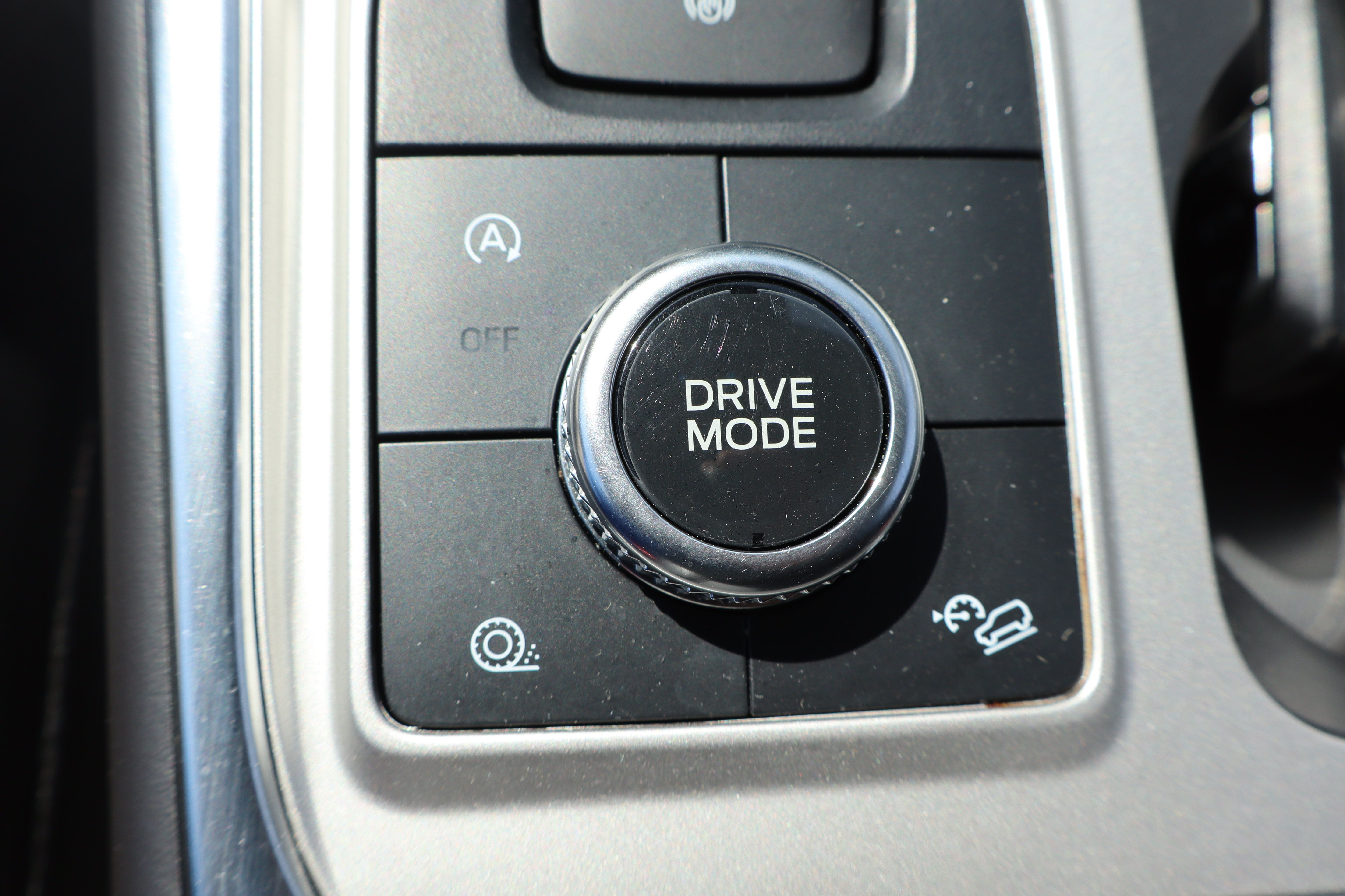 Used 2024 Ford Explorer XLT w/ Equipment Group 202A AWD/4WD image 28