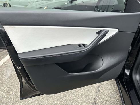 Used 2022 Tesla Model Y Long Range image 12