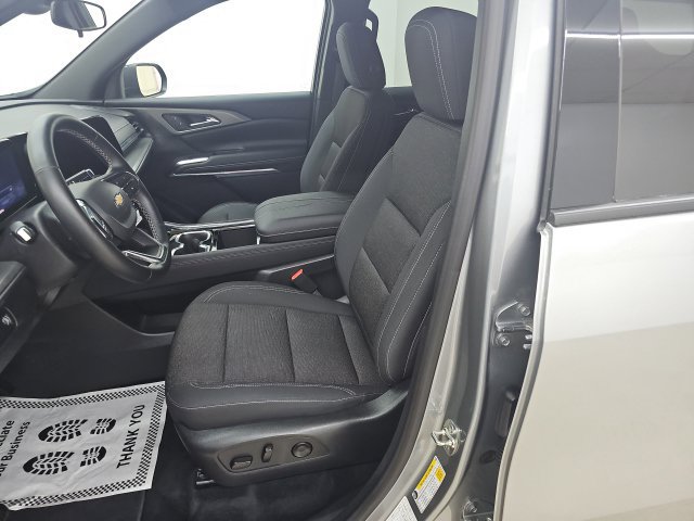 Used 2026 Chevrolet Traverse LT FWD image 2