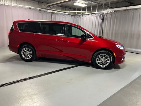 New 2026 Chrysler Pacifica Select image 8