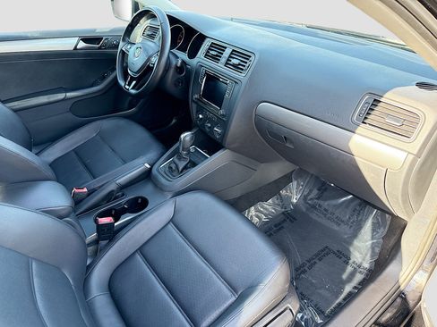 Used 2017 Volkswagen Jetta SE image 12