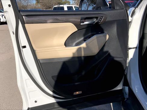 Used 2023 Toyota Highlander Limited image 22