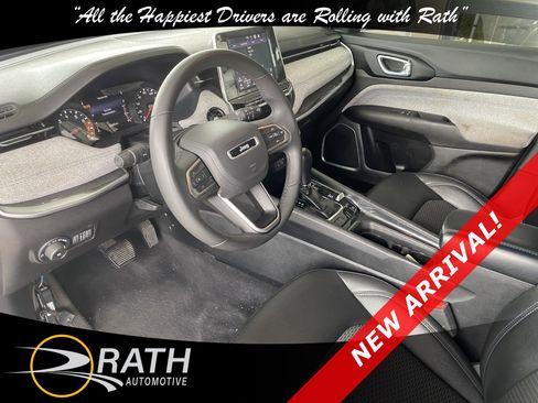 Used 2025 Jeep Compass Latitude AWD/4WD image 12