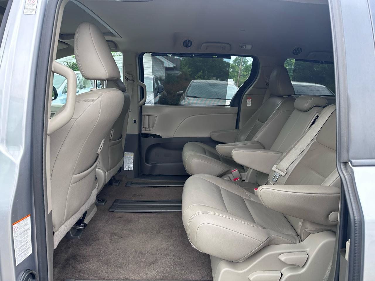 Used 2018 Toyota Sienna XLE FWD image 17
