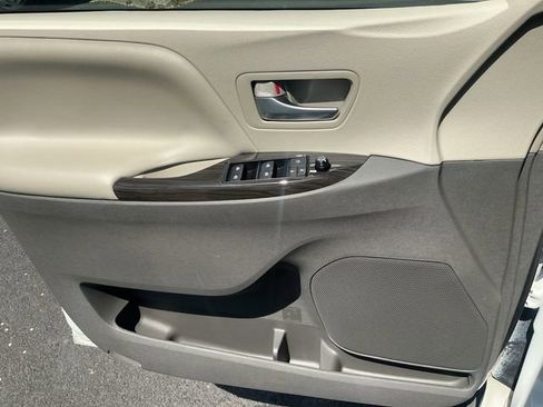 Used 2018 Toyota Sienna XLE AWD/4WD image 27