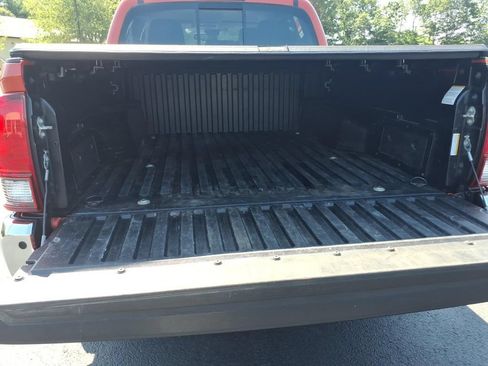 Used 2018 Toyota Tacoma SR5 AWD/4WD image 13