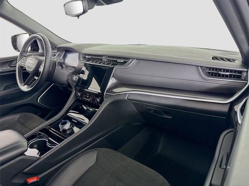 Used 2022 Jeep Grand Cherokee Altitude image 20