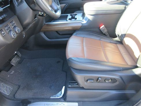 Used 2025 Chevrolet Silverado 2500 High Country w/ Technology Package image 25