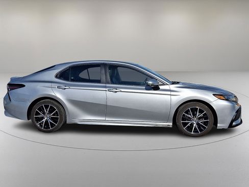 Used 2021 Toyota Camry SE image 12