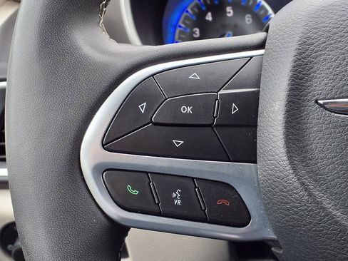 Used 2024 Chrysler Pacifica Touring-L FWD image 29