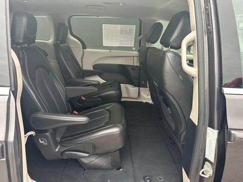 Used 2023 Chrysler Pacifica Touring-L FWD image 9