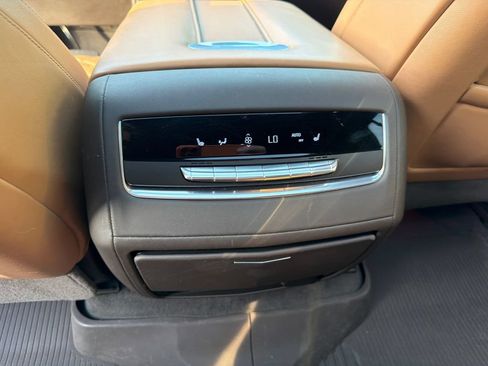 Used 2021 Cadillac Escalade Premium Luxury RWD image 31