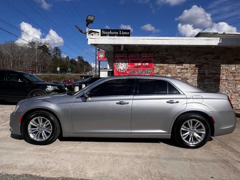 Used 2016 Chrysler 300 C image 3