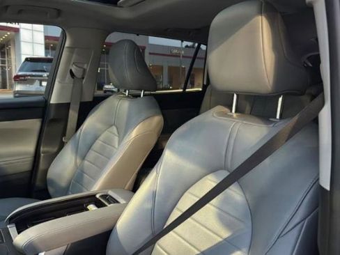 Used 2022 Toyota Highlander XLE AWD/4WD image 8