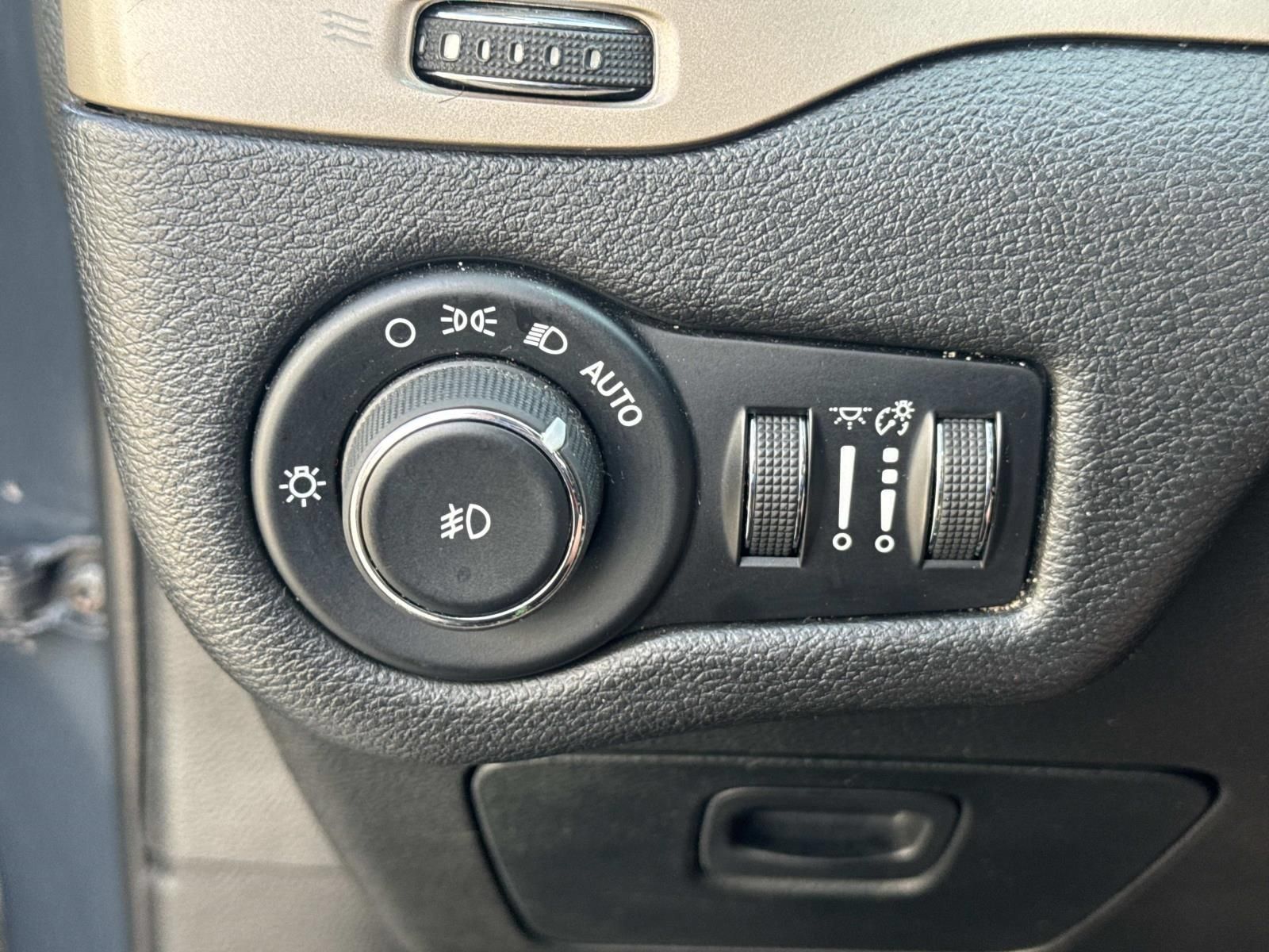 Used 2016 Jeep Cherokee 75th Anniversary FWD image 20