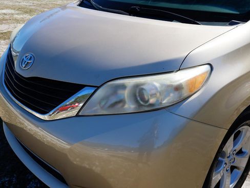 Used 2011 Toyota Sienna LE image 28