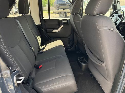 Used 2017 Jeep Wrangler Unlimited Sahara w/ Connectivity Group AWD/4WD image 17