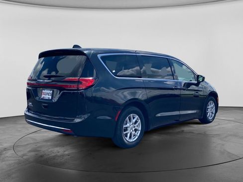 Used 2023 Chrysler Pacifica Touring-L FWD image 9