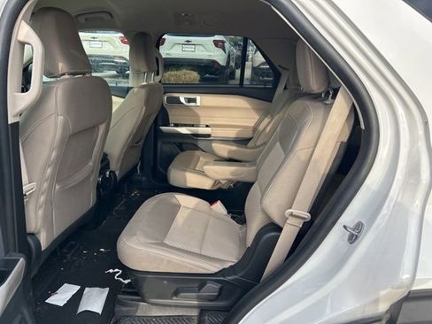 Used 2023 Ford Explorer XLT AWD/4WD image 9