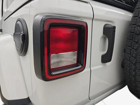 Used 2022 Jeep Wrangler Unlimited Sahara w/ Cold Weather Group AWD/4WD image 34