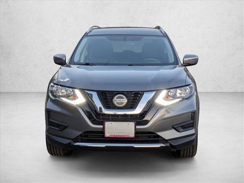 Used 2018 Nissan Rogue SV image 2