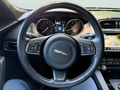Used 2020 Jaguar F-PACE Premium image 16