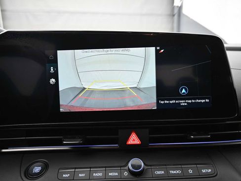 Used 2025 Hyundai Elantra SEL image 8