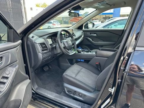 Used 2025 Nissan Rogue SV FWD image 5
