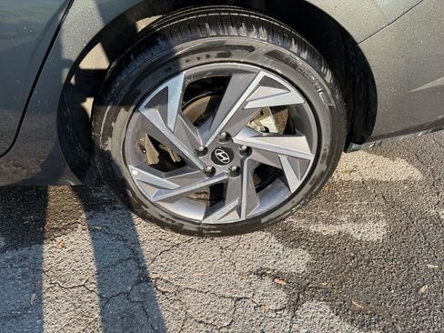 Used 2025 Hyundai Elantra SEL image 31