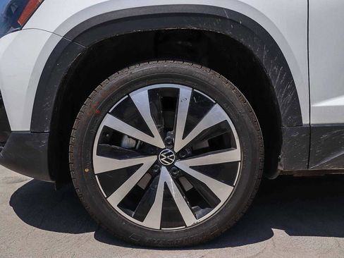 Certified 2024 Volkswagen Taos SE FWD image 11