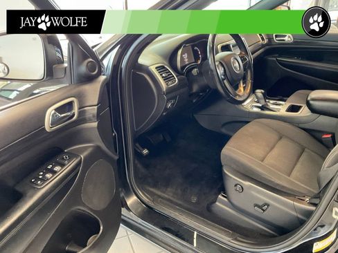 Used 2019 Jeep Grand Cherokee Laredo w/ Security & Convenience Group AWD/4WD image 9