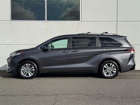 Certified 2025 Toyota Sienna Limited image 4