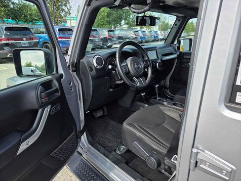 Used 2017 Jeep Wrangler Unlimited Sahara w/ Connectivity Group AWD/4WD image 19