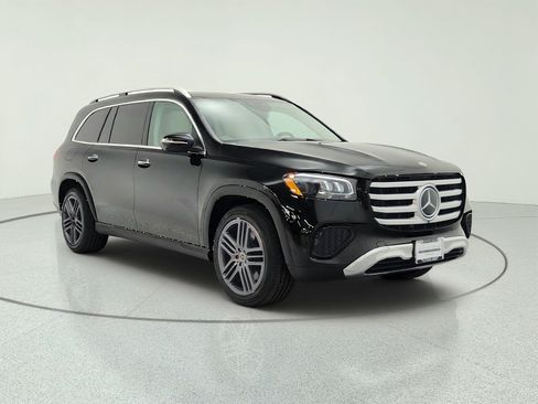 Used 2024 Mercedes-Benz GLS 450 4MATIC image 3