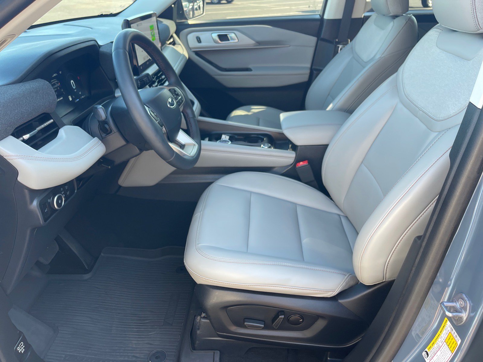 Used 2025 Ford Explorer Active w/ Active Comfort Package RWD image 10