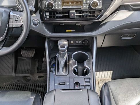 Used 2023 Toyota Highlander XLE FWD image 20