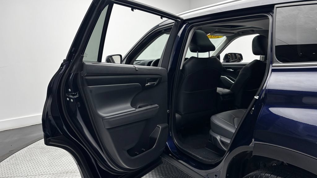 Used 2025 Toyota Highlander XLE AWD/4WD image 36
