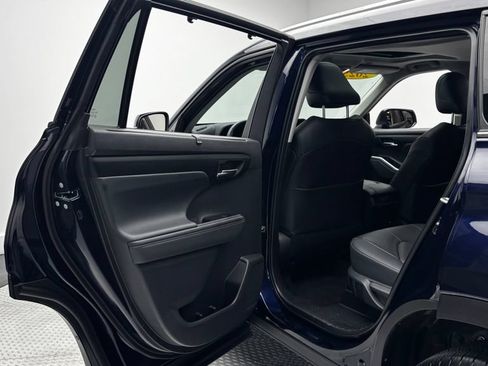 Used 2025 Toyota Highlander XLE AWD/4WD image 36