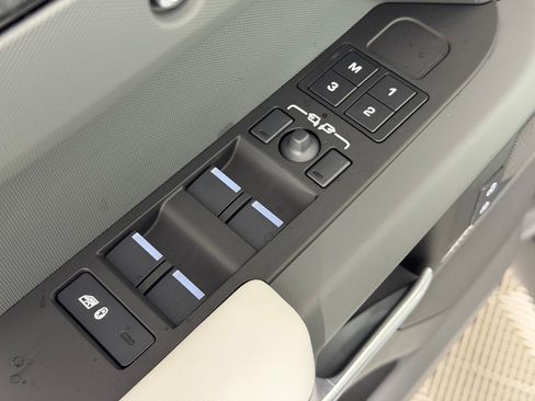 New 2026 Land Rover Defender 110 X-Dynamic SE image 21