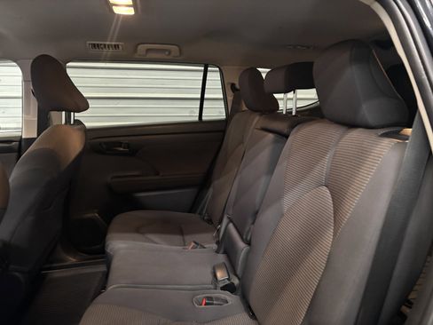 Used 2023 Toyota Highlander LE image 24