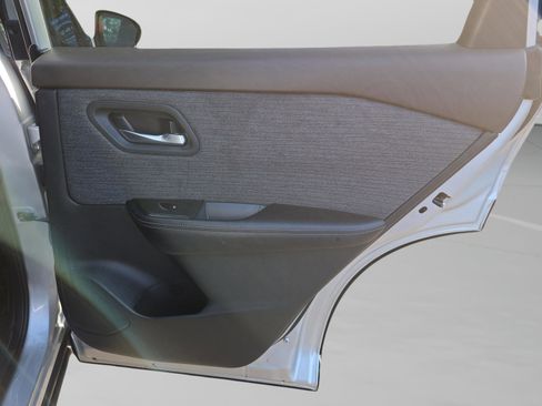 Used 2021 Nissan Rogue SV image 29