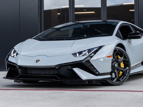 Used 2023 Lamborghini Huracan Tecnica image 3