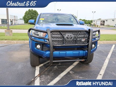 Used 2017 Toyota Tacoma TRD Sport AWD/4WD image 4