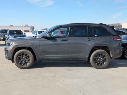 Used 2025 Jeep Grand Cherokee Laredo image 7